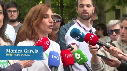 La ministra de Sanidad acude a la manifestación para "defender la democracia"