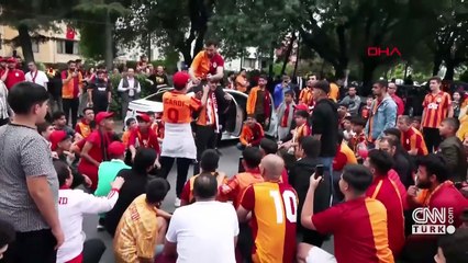 Galatasaray ve Fenerbahçe taraftarları derbi ateşini yaktı