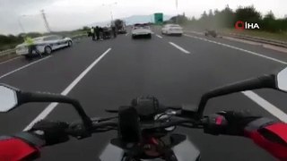 Otoyolda iki motosiklet birbirine girdi! Sürücüler metrelerce sürüklendi