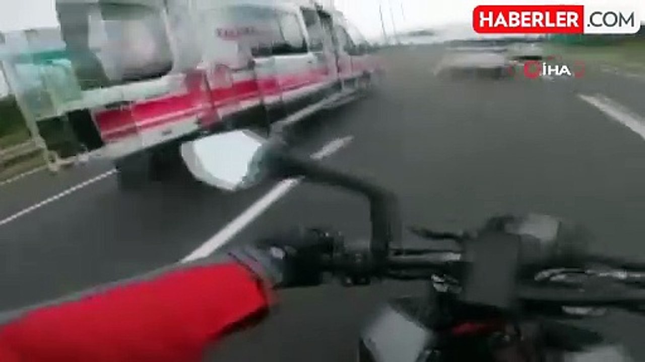 Motosikletler Otoyolda Çarpıştı: Sürücüler Metrelerce Sürüklendi