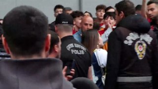 Fenerbahçe formalı kadın taraftara Florya'da tepki