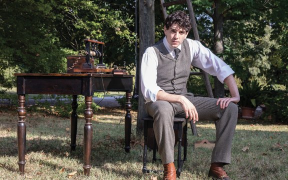 Nicolas Maupas è il giovane Guglielmo Marconi in Marconi : la clip in anteprima