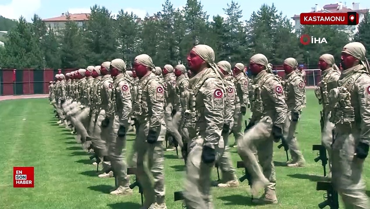 Komandolar 19 Mayıs gösterisi ile hayran bıraktı