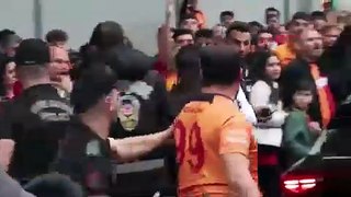 Fenerbahçe formalı kadına şişeli saldırı