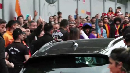 Fenerbahçe formalı taraftara Florya'da tepki