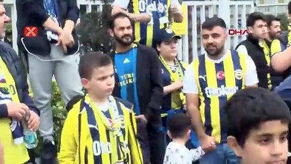 Fenerbahçeli taraftarlar, takımlarını derbiye uğurladı