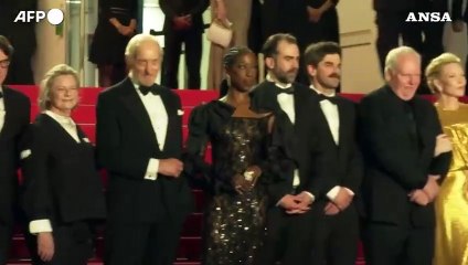 Cannes, Cate Blanchett regina del red carpet per "Rumours"