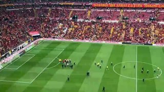 Galatasaray - Fenerbahçe derbisi öncesi kavga! Saha bir anda karıştı...