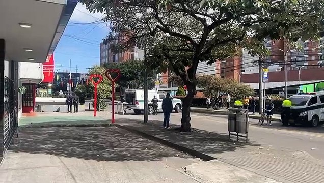 Policía Metropolitana dePolicía Metropolitana de Bogotá inspecciona amenaza de bomba en contenedor de basura Bogotá inspecciona amenaz