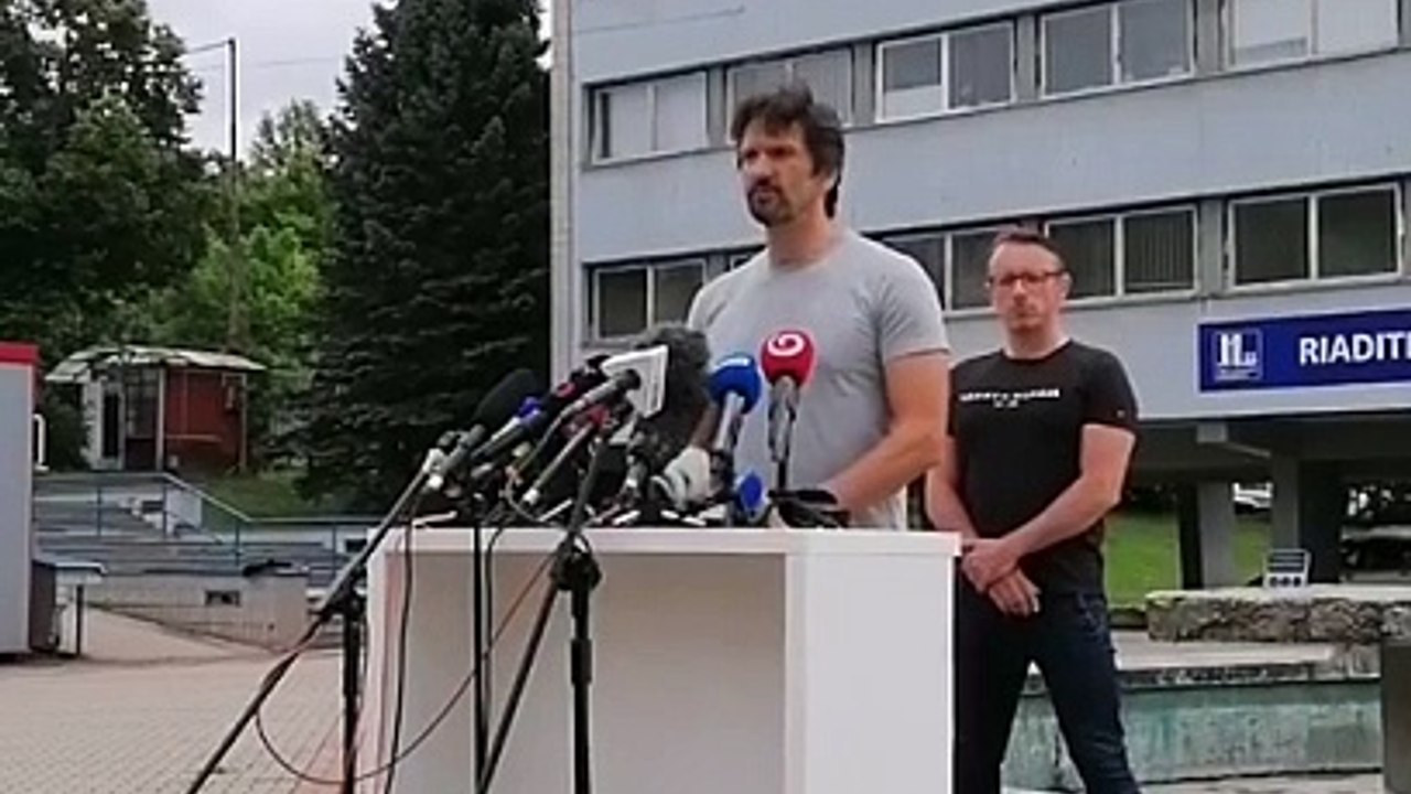 ZÁZNAM: Premiér je mimo ohrozenia života, ale jeho stav je naďalej vážny