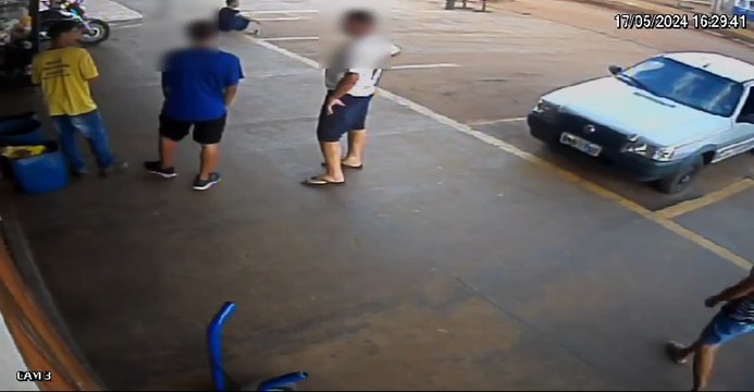 Jovem é agredido com tapas e socos em conveniência durante o trabalho 