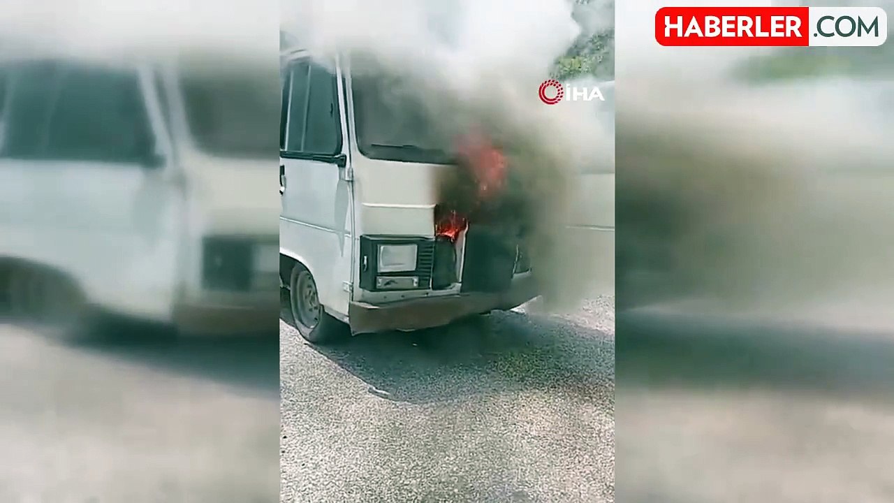Yalova'da seyir halindeki minibüs alevlere teslim oldu
