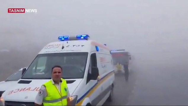 I mezzi delle squadre di soccorso fermi in colonna: la nebbia è troppo fitta per proseguire