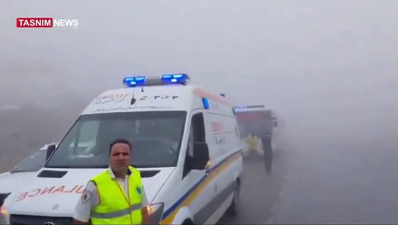 I mezzi delle squadre di soccorso fermi in colonna: la nebbia è troppo fitta per proseguire