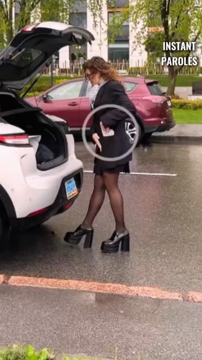 Cette femme fait tomber un billet puis reçoit le soutien précieux d’un homme sans-abri