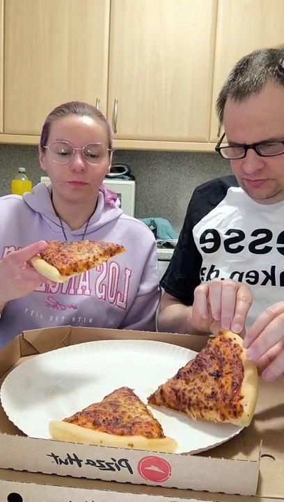 Salami Pizza  PizzaHut Schweinfurt mit Sabrrina