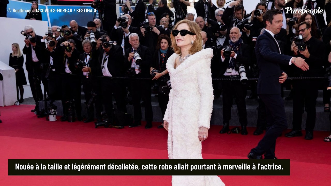 Isabelle Huppert en peignoir sur la Croisette ? Elle surprend sur le tapis rouge avec une drôle de robe
