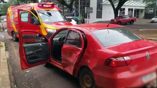 Duas pessoas ficam feridas em acidente entre Jeep e Voyage na Rua Paraná