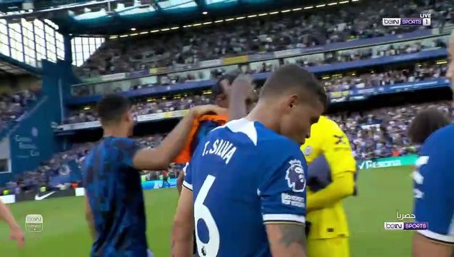 عناق ووداع وكلام مؤثر بين المدافع تياغو سيلفا ومدرب تشلسي ماوريسيو بوتشيتينو