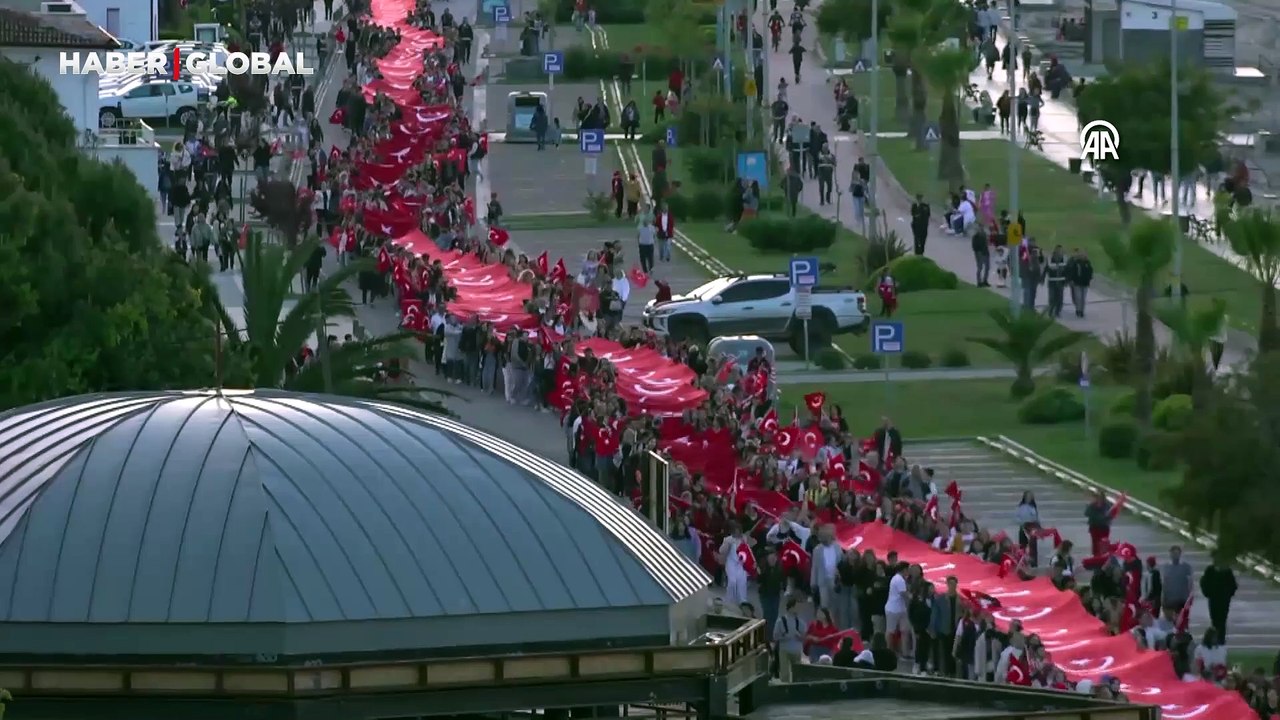 Samsun'da 1919 metre uzunluğundaki Türk bayrağıyla yürüyüş