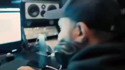 تامر حسني اثناء تسجيل بسمة بوسيل اغنيتها الجديدة - البد