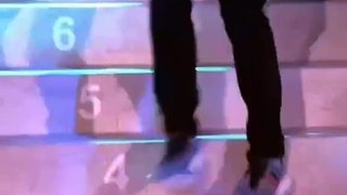 Toni Kroos sube escaleras haciendo técnicas con el balón