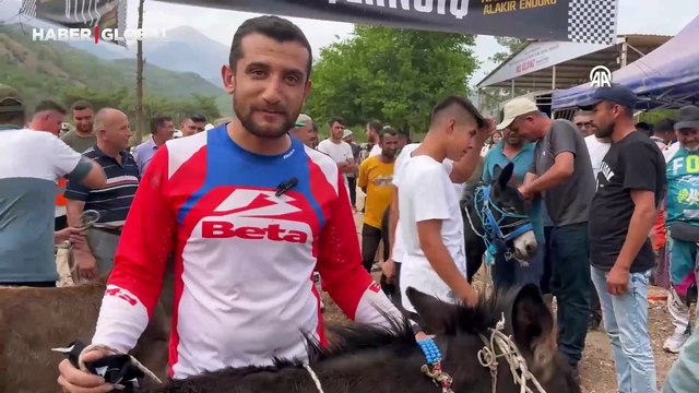 Antalya'da dikkat çeken yarış: Motokrosçular eşeklerle yarıştı