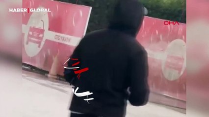 Akaryakıt istasyonunda ilginç anlar: Kendini yıkattı