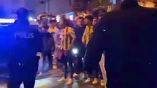 Fenerbahçeli taraftarlar sokaklara döküldü