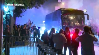 Galatasaraylı taraftarlar Florya'ya akın etti: Derbi yenilgisi sonrası takıma moral verdiler
