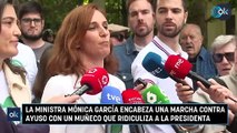 La ministra Mónica García encabeza una marcha contra Ayuso con un muñeco que ridiculiza a la presidenta