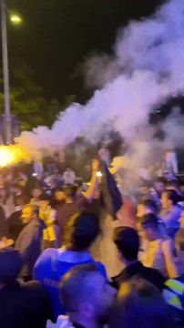 Beşiktaşlı taraftar, Fenerbahçe galibiyetini kutladı