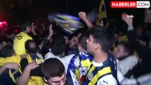 Fenerbahçeli taraftarlar Samandıra Tesisleri'nde takımı coşkuyla karşıladı