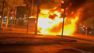 Moradores ateiam fogo em ônibus em região de Porto Alegre