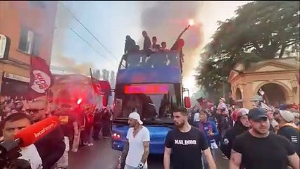 Il pullman scoperto del Bologna in mezzo ai tifosi pazzi di gioia: il video