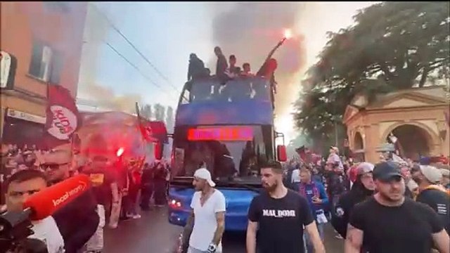 Il pullman scoperto del Bologna in mezzo ai tifosi pazzi di gioia: il video