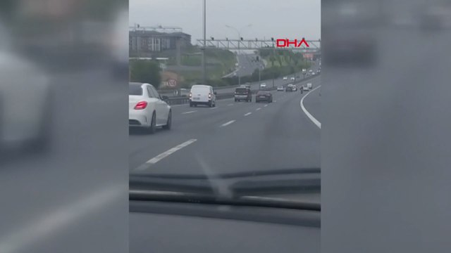 İstanbul'da TEM'de makas atan sürücülerin tehlikeli inatlaşması