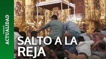 Así ha sido el salto a la reja en Almonte que da comienzo a la procesión de la Virgen del Rocío
