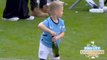 El hijo de Foden intenta abrir una botella de champán