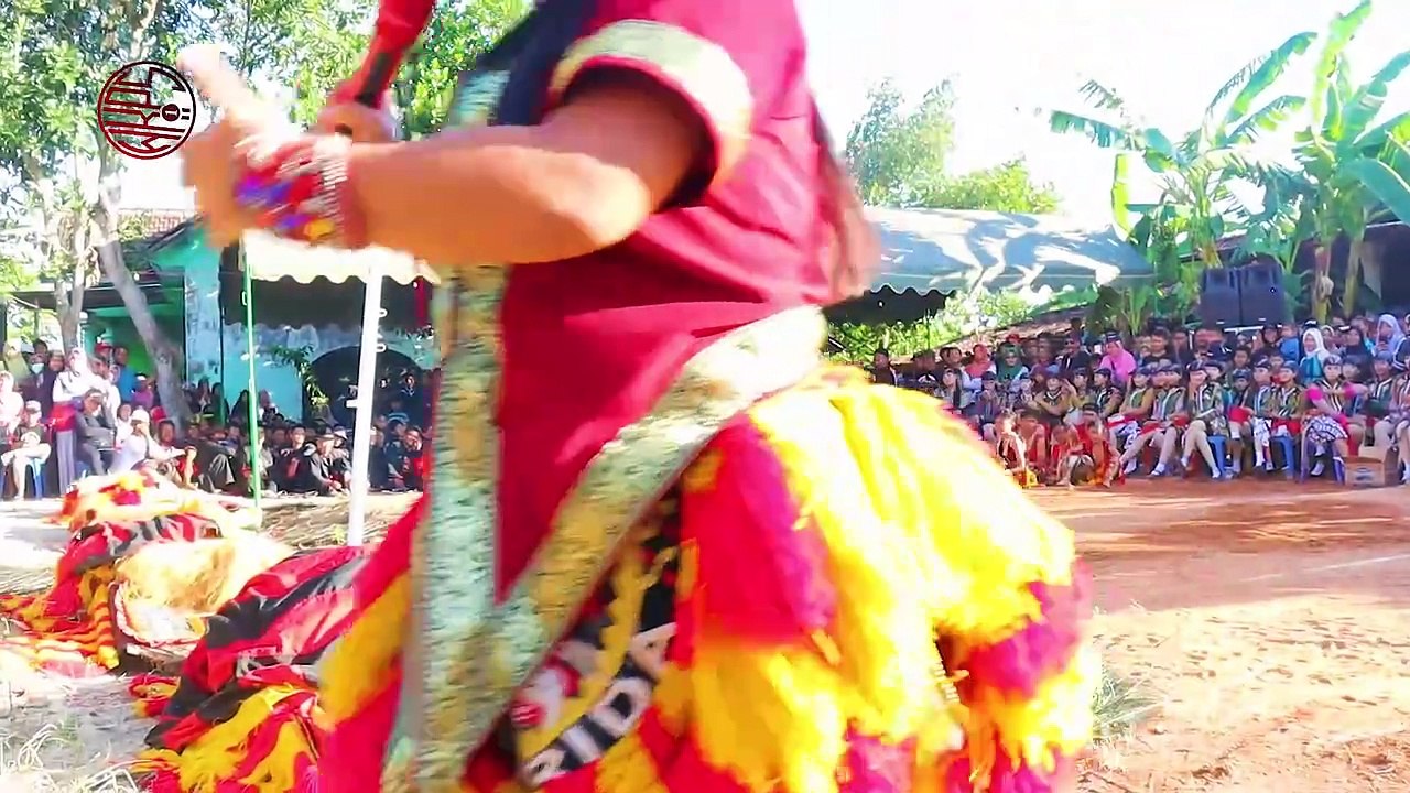 spektakuler bujang ganong perempuan lucu pemberani banyak saweran