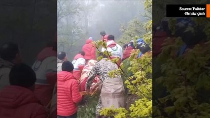 イランの大統領、ヘリコプター墜落で死亡、遺体の救出を示すビデオ