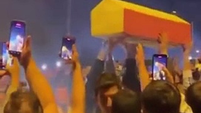 Fenerbahçe Taraftarları Galatasaray'ın Tabutunu Kutlamalarda Taşıdı