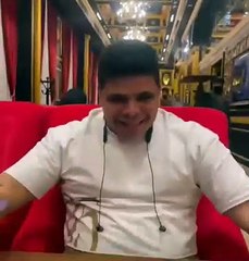 عمرو بيلا بيرقص