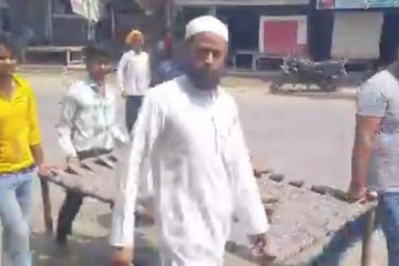 Video: फतेहपुर में चारपाई में बैठकर मतदान करने गईं बूढी दादी, लोग दादी के जज्बे को कर रहें है सलाम