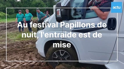 Au festival Papillons de nuit 2024, les véhicules coincés dans la boue