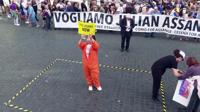 Assange, a Londra si decide su estradizione del fondatore di WIkileaks negli Usa: proteste a Roma