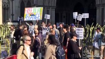 Folla di sostenitori di Assange davanti al tribunale a Londra