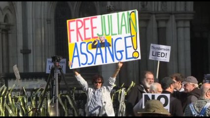 Folla di sostenitori di Assange davanti al tribunale a Londra