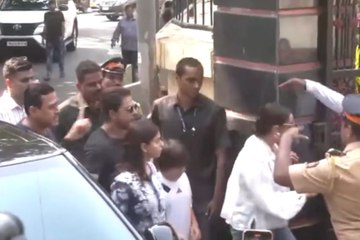 Shahrukh Khan ने पूरे परिवार संग की वोटिंग, देखिए वीडियो