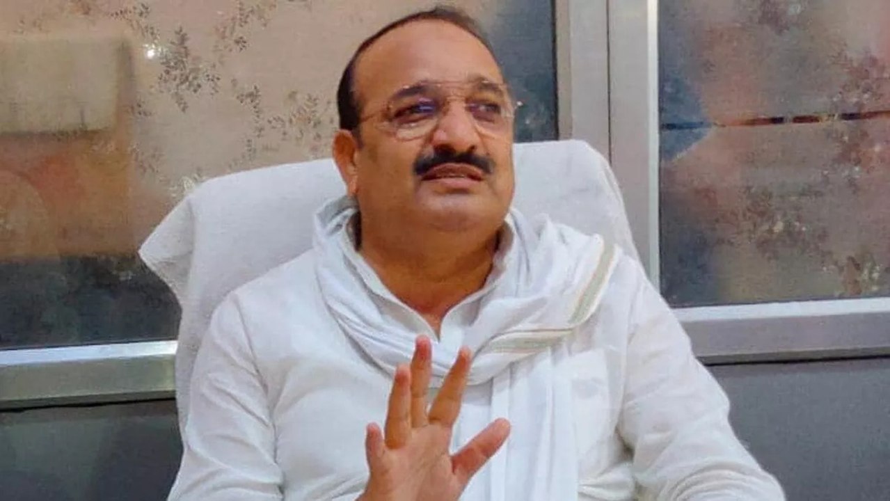 भाजपा प्रत्याशी और उद्यान मंत्री दिनेश प्रताप सिंह ने मतदान कर, कई बूथों का किया निरीक्षण